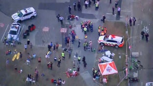 Vista a&eacute;rea del personal de emergencia trabajando en la escena de un tiroteo en Bondi Beach en S&iacute;dney