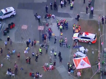 Vista a&eacute;rea del personal de emergencia trabajando en la escena de un tiroteo en Bondi Beach en S&iacute;dney