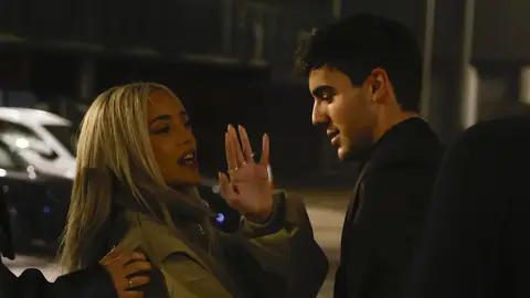 Ana Mena y Óscar Casas juntos tras un evento Ana Mena y Óscar Casas juntos tras un evento