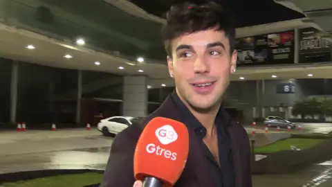 Óscar Casas respondiendo a la prensa Óscar Casas respondiendo a la prensa