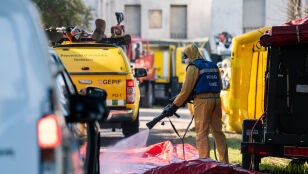 Agente de la UME realizando labores de desinfecci&oacute;n
