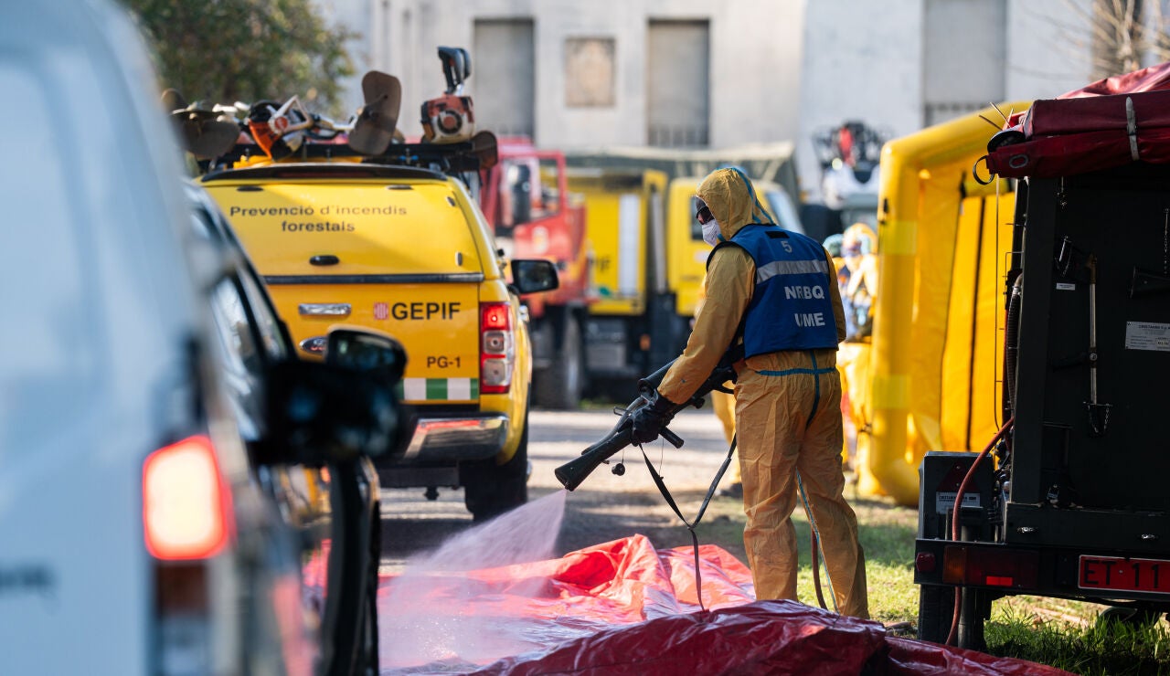 Agente de la UME realizando labores de desinfecci&oacute;n