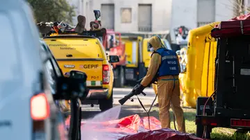 Agente de la UME realizando labores de desinfección Agente de la UME realizando labores de desinfección