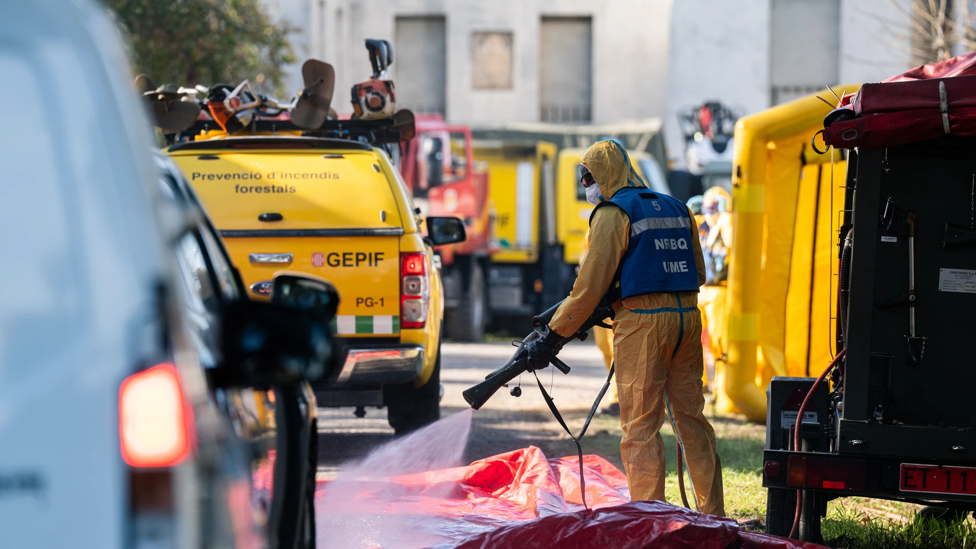 Agente de la UME realizando labores de desinfección Agente de la UME realizando labores de desinfección