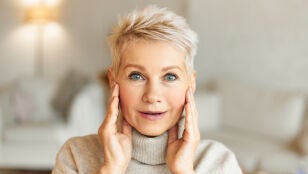 Mujer tens&aacute;ndose la cara