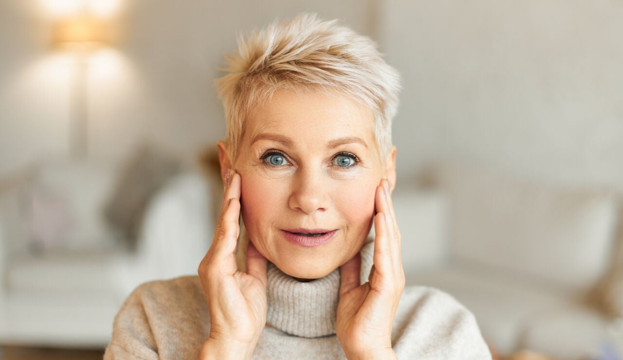 Mujer tens&aacute;ndose la cara