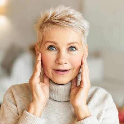 Mujer tens&aacute;ndose la cara