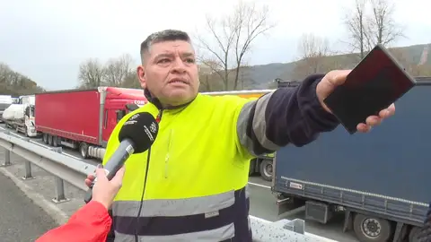 La frontera se ha cerrado a camiones ante los cortes provocados por los ganaderos galos La frontera se ha cerrado a camiones ante los cortes provocados por los ganaderos galos