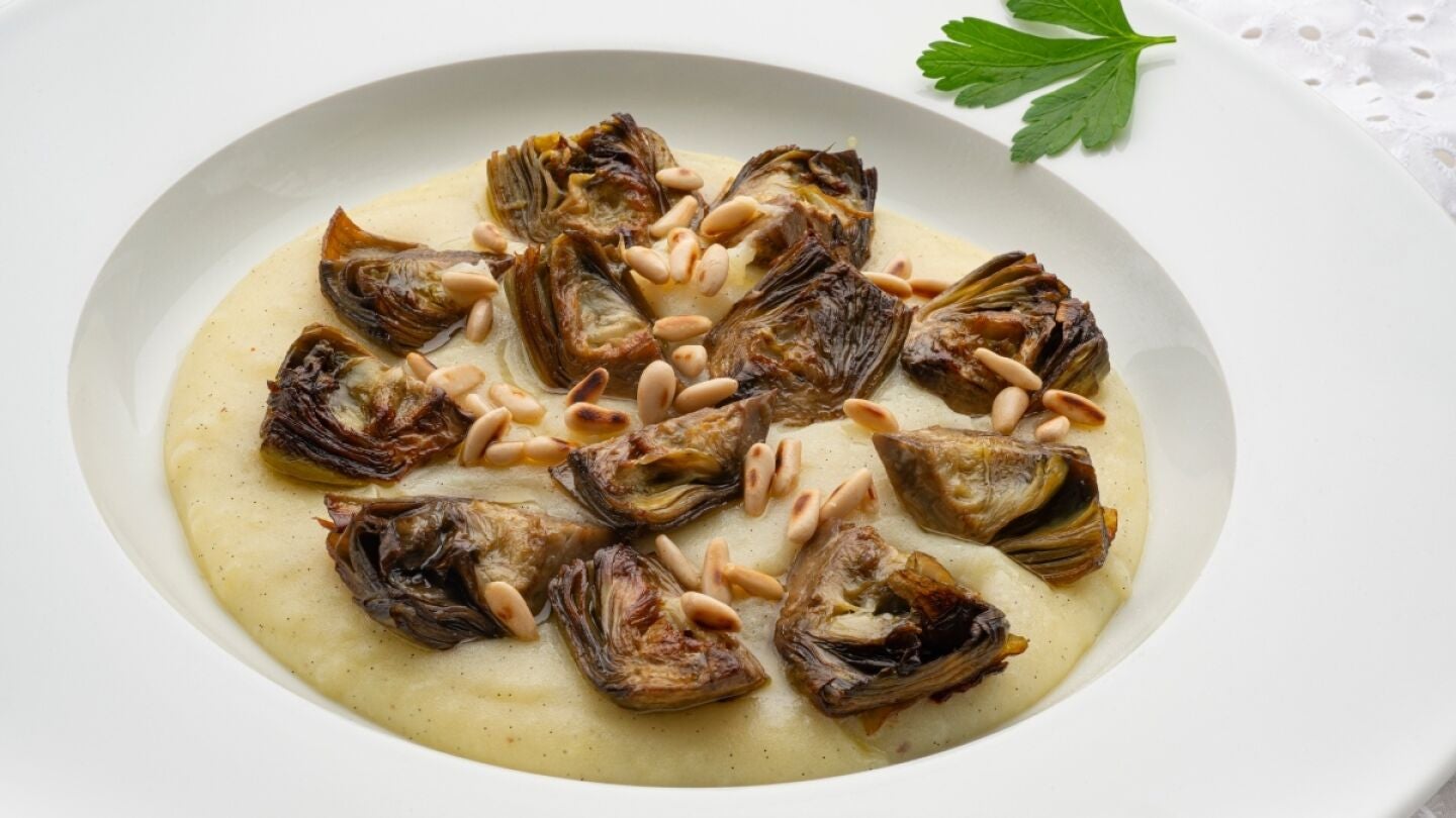 Receta f&aacute;cil y de temporada, de Karlos Argui&ntilde;ano: alcachofas con pur&eacute; de patatas avainillado y pi&ntilde;ones