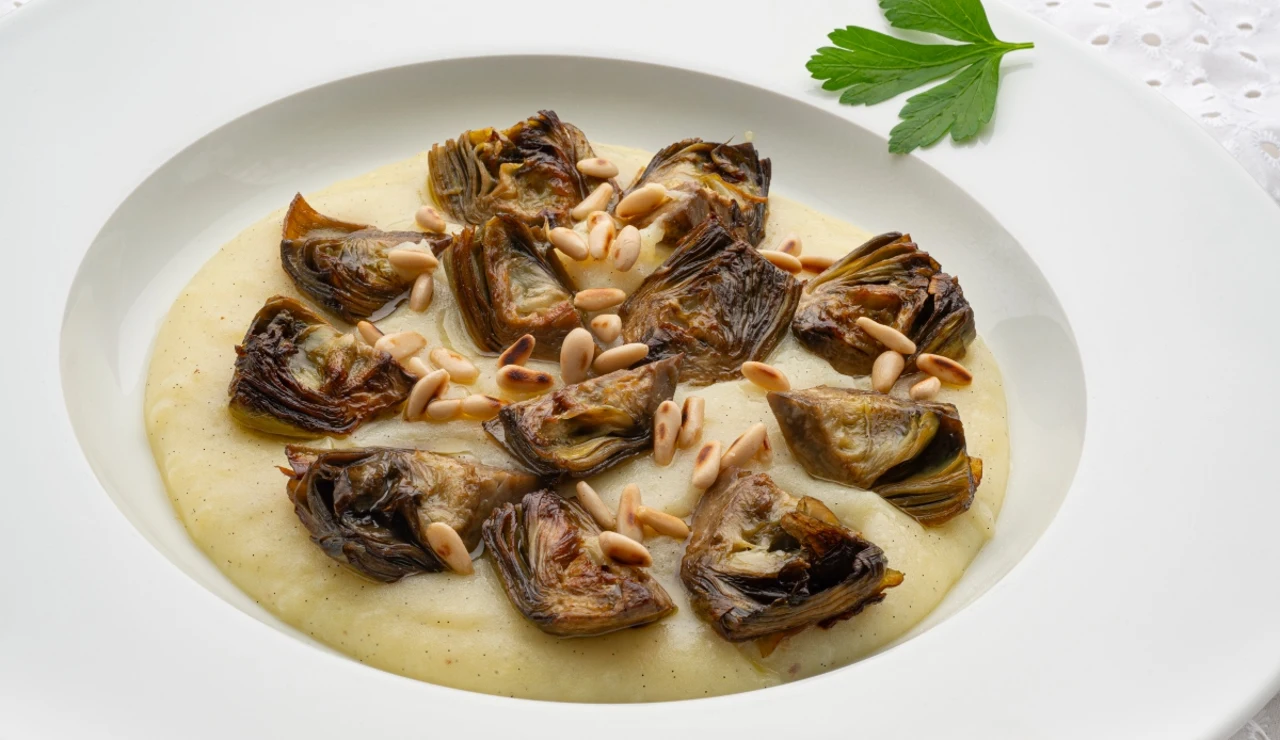 Receta fácil y de temporada, de Karlos Arguiñano: alcachofas con puré de patatas avainillado y piñones