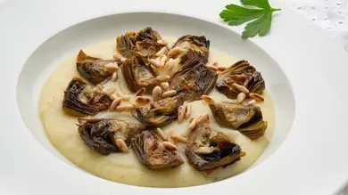 Receta fácil y de temporada, de Karlos Arguiñano: alcachofas con puré de patatas avainillado y piñones Receta fácil y de temporada, de Karlos Arguiñano: alcachofas con puré de patatas avainillado y piñones