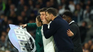 Xabi Alonso conversa con Arda G&uuml;ler