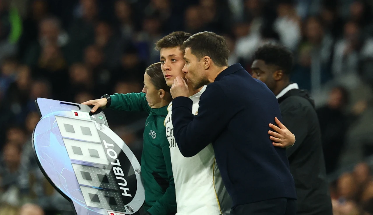 Xabi Alonso conversa con Arda Güler