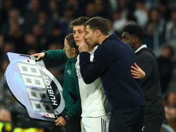 Xabi Alonso conversa con Arda G&uuml;ler