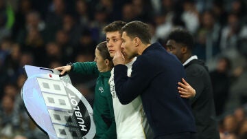 Xabi Alonso conversa con Arda G&uuml;ler