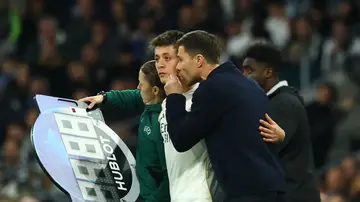 Xabi Alonso conversa con Arda Güler Xabi Alonso conversa con Arda Güler