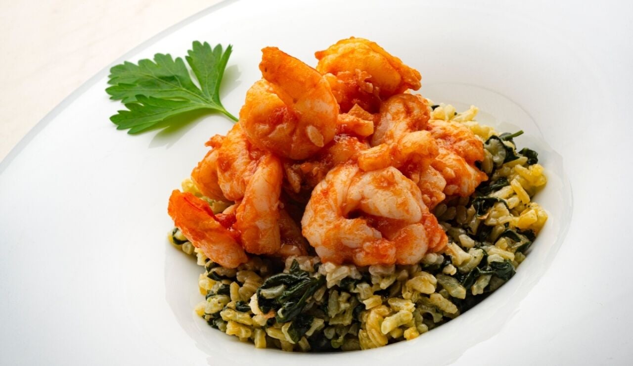 Arroz con espinacas y langostinos en salsa, una receta muy completa de Karlos Argui&ntilde;ano
