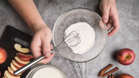 Persona preparando un bizcocho con manzana Persona preparando un bizcocho con manzana
