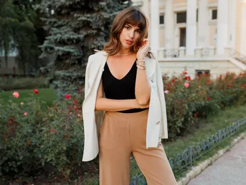 Mujer vestida con un top y una blazer por encima Mujer vestida con un top y una blazer por encima