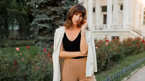 Mujer vestida con un top y una blazer por encima Mujer vestida con un top y una blazer por encima