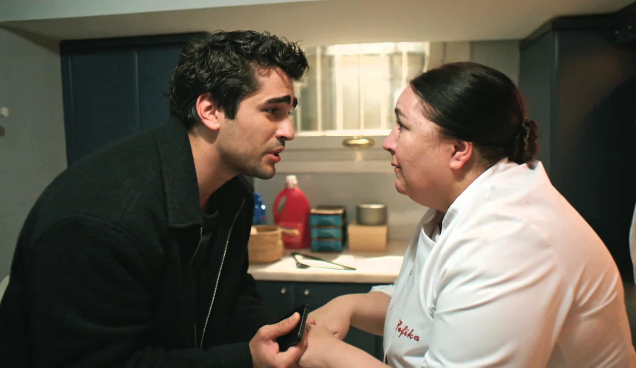 El valiente gesto de Şefika que demuestra cuánto quiere a Ferit: lo libera a espaldas de Halis