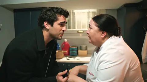 El valiente gesto de Şefika que demuestra cuánto quiere a Ferit: lo libera a espaldas de Halis El valiente gesto de Şefika que demuestra cuánto quiere a Ferit: lo libera a espaldas de Halis