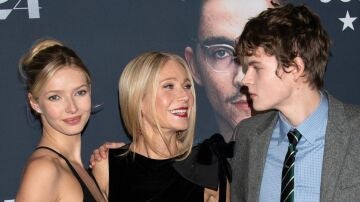 Gwyneth Paltrow, con sus hijos, Apple y Moses, en el estreno de Marty Supreme en Nueva York