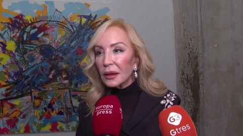 Carmen Lomana contestando a la prensa