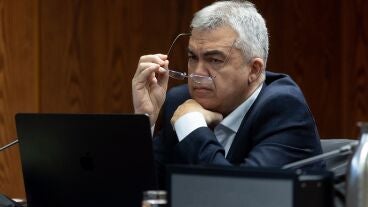 El ex secretario de Organizaci&oacute;n del PSOE Santos Cerd&aacute;n durante la Comisi&oacute;n de Investigaci&oacute;n del &lsquo;caso Koldo&rsquo;