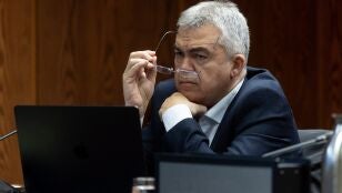 El ex secretario de Organizaci&oacute;n del PSOE Santos Cerd&aacute;n durante la Comisi&oacute;n de Investigaci&oacute;n del &lsquo;caso Koldo&rsquo;