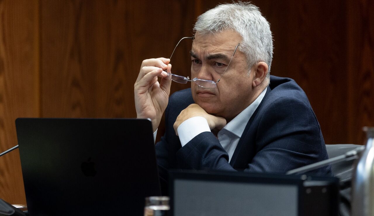 El ex secretario de Organizaci&oacute;n del PSOE Santos Cerd&aacute;n durante la Comisi&oacute;n de Investigaci&oacute;n del &lsquo;caso Koldo&rsquo;