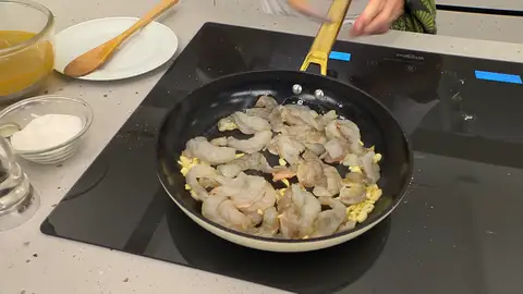 Sazona los langostinos y saltéalos brevemente Sazona los langostinos y saltéalos brevemente