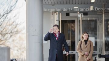 &Iacute;&ntilde;igo Errej&oacute;n salienod de los juzgados 