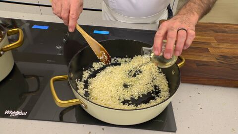 Agrega el arroz y rehógalo durante 1 minuto, añade el vino