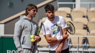Juan Carlos Ferrero y Carlos Alcaraz en un entrenamiento en Roland Garros 2025