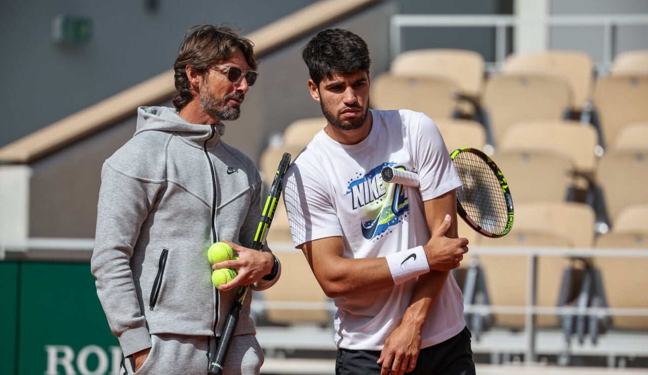 Juan Carlos Ferrero y Carlos Alcaraz en un entrenamiento en Roland Garros 2025
