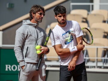 Juan Carlos Ferrero y Carlos Alcaraz en un entrenamiento en Roland Garros 2025