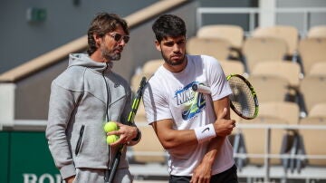 Juan Carlos Ferrero y Carlos Alcaraz en un entrenamiento en Roland Garros 2025