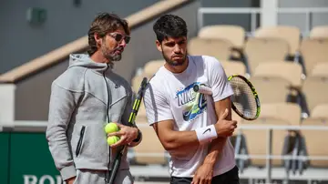 Juan Carlos Ferrero y Carlos Alcaraz en un entrenamiento en Roland Garros 2025 Juan Carlos Ferrero y Carlos Alcaraz en un entrenamiento en Roland Garros 2025
