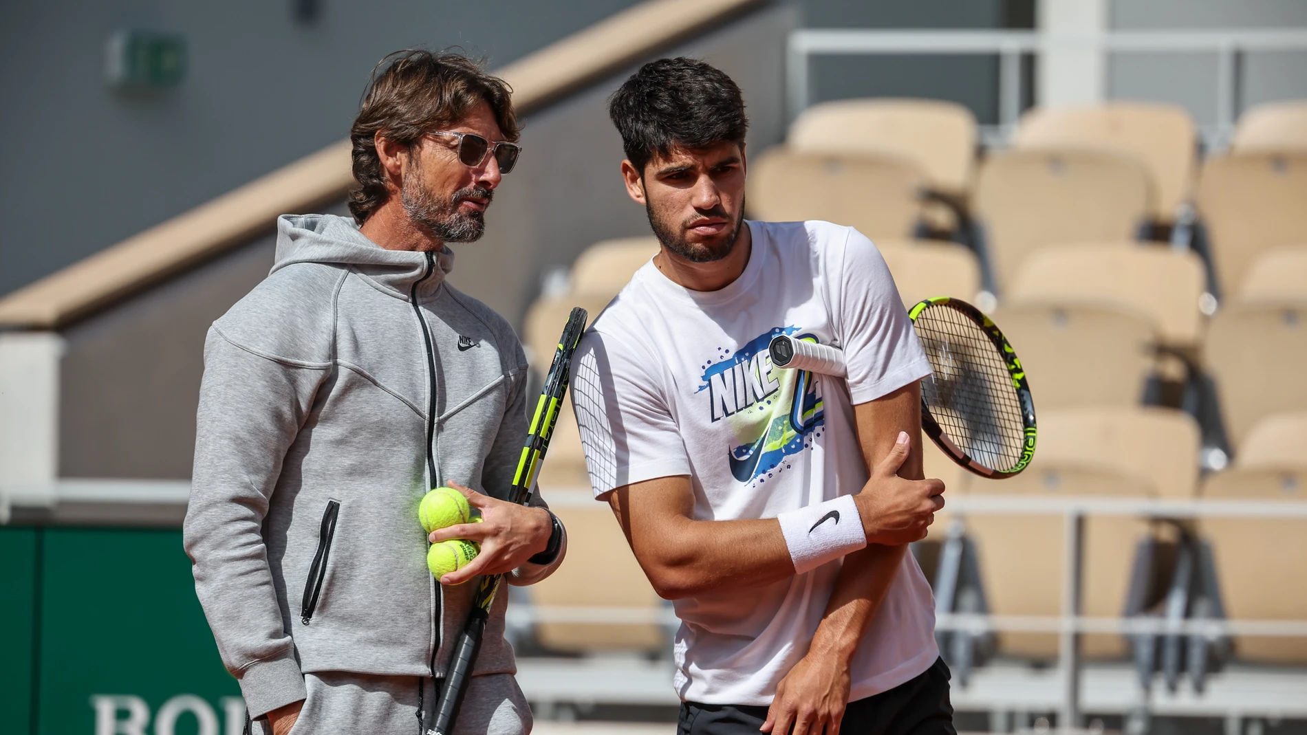 Juan Carlos Ferrero y Carlos Alcaraz en un entrenamiento en Roland Garros 2025 Juan Carlos Ferrero y Carlos Alcaraz en un entrenamiento en Roland Garros 2025