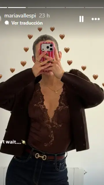 Maria Vallespí combinando un top con una cardigan Maria Vallespí combinando un top con una cardigan