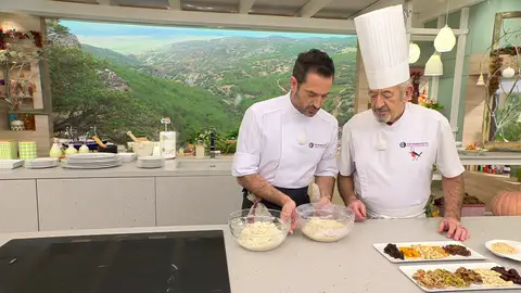 Tapa el bol con film de cocina y deja que repose a temperatura ambiente Tapa el bol con film de cocina y deja que repose a temperatura ambiente