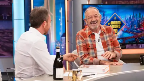 Karlos Arguiñano revela a Pablo Motos su secreto para mantenerse joven: "Sales absolutamente relajado" Karlos Arguiñano revela a Pablo Motos su secreto para mantenerse joven: "Sales absolutamente relajado"