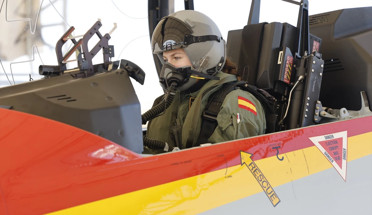 Leonor pilotando en solitario