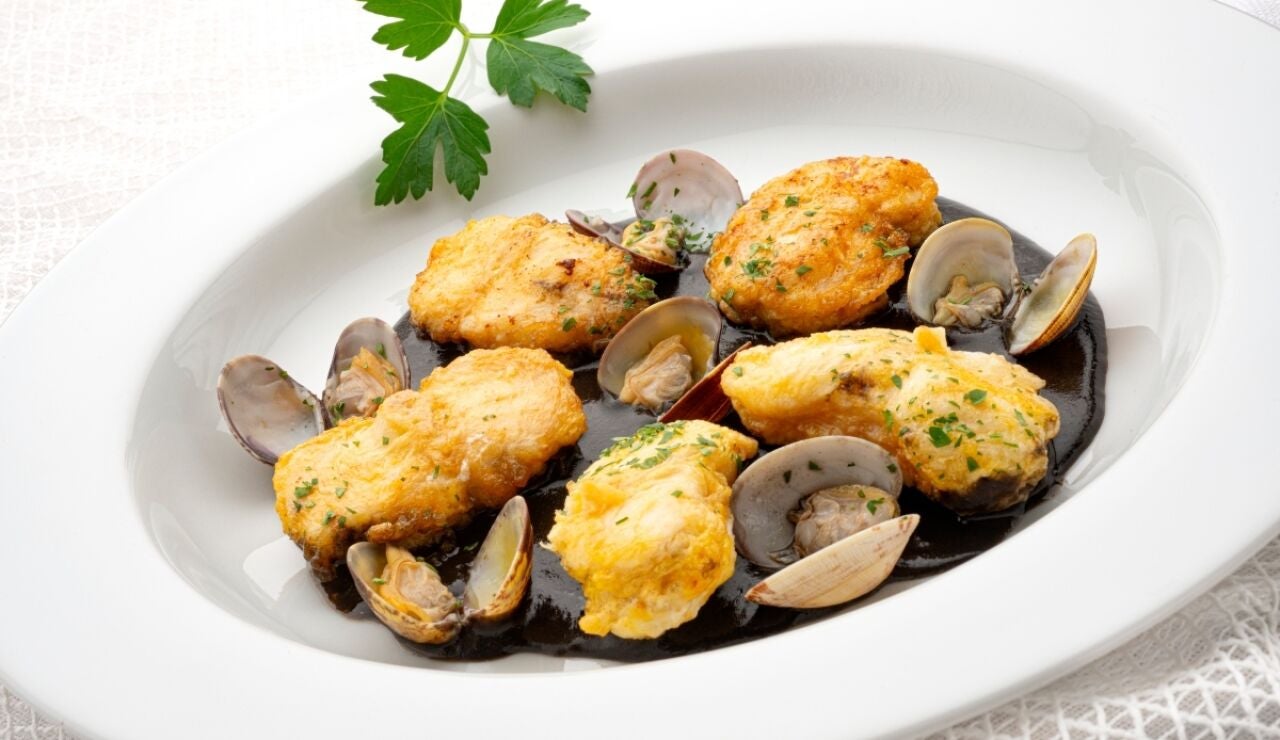 Rape rebozado con almejas y salsa negra, de Argui&ntilde;ano: "Muy f&aacute;cil de hacer, se hace en un voleo y queda muy rico"