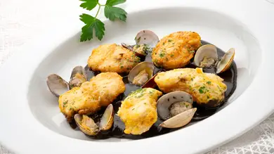 Rape rebozado con almejas y salsa negra, de Arguiñano: Rape rebozado con almejas y salsa negra, de Arguiñano: