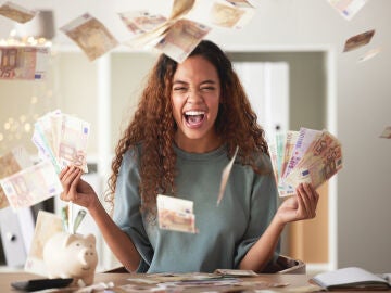 Mujer con mucho dinero