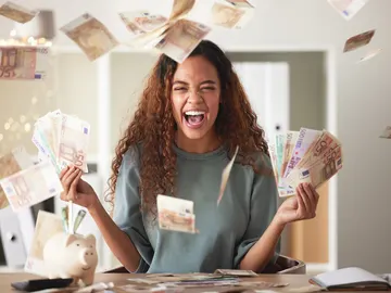 Mujer con mucho dinero Mujer con mucho dinero