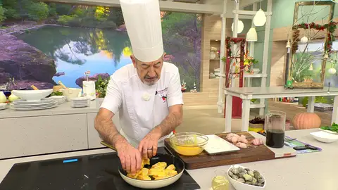 Pásalas por harina y huevo batido, introdúcelas (en 2 tandas) en la sartén y fríelas Pásalas por harina y huevo batido, introdúcelas (en 2 tandas) en la sartén y fríelas