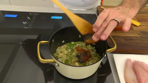 Añade las tintas de calamar, la salsa de tomate y un vaso de agua Añade las tintas de calamar, la salsa de tomate y un vaso de agua